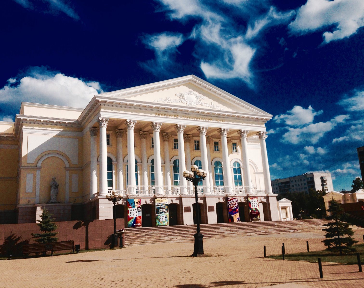 Фото драматического театра. Тюменский большой драматический театр. Тюменский драматический театр Тюмень. Театр драмтеатр Тюмени. Здание драматического театра Тюмень.